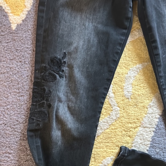 Kut from the Kloth Juniors size 6 Skinny Black faded jeans w/floral accents - Picture 5 of 10